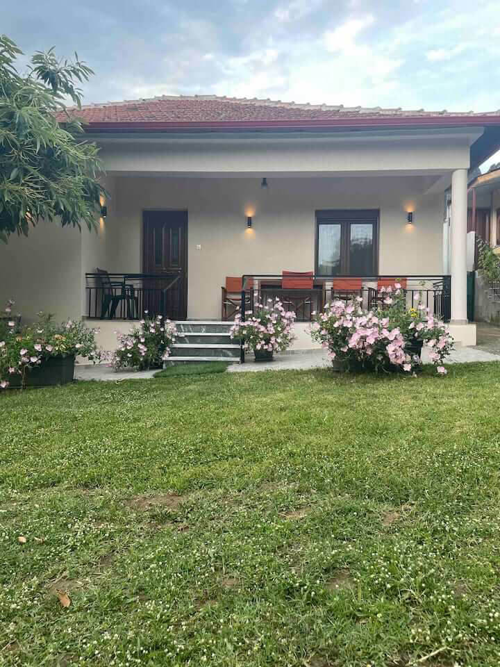 Mandilas House - Families & Friends — interior